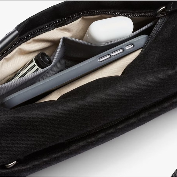 Bellroy Sling bag mini in Melbourne Black NEW WITH TAGS! - Picture 3 of 4